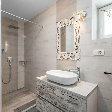 Villa New Filipetti In Center, 4 En-suite Bedrooms Charming Stone House, Heated Private Pool, 600m From Makarska