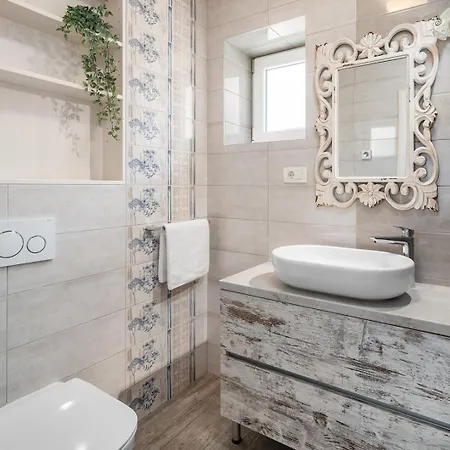 New Filipetti In Center, 4 En-suite Bedrooms Charming Stone House, Heated Private Pool, 600m From Makarska