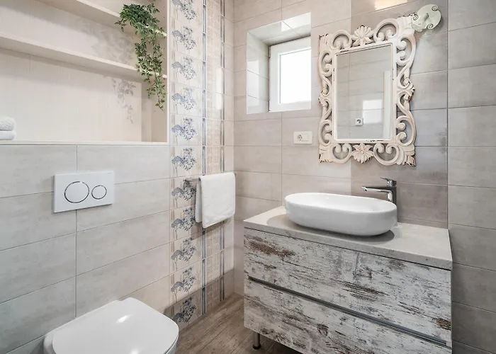 Filipetti In Center, 4 En-suite Bedrooms Charming Stone House, Heated Private Pool, 600m From Makarska