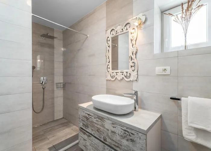 Villa Filipetti In Center, 4 En-suite Bedrooms Charming Stone House, Heated Private Pool, 600m From Makarska